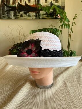 White Straw Women's Sun Hat with Pink-Accent Flower